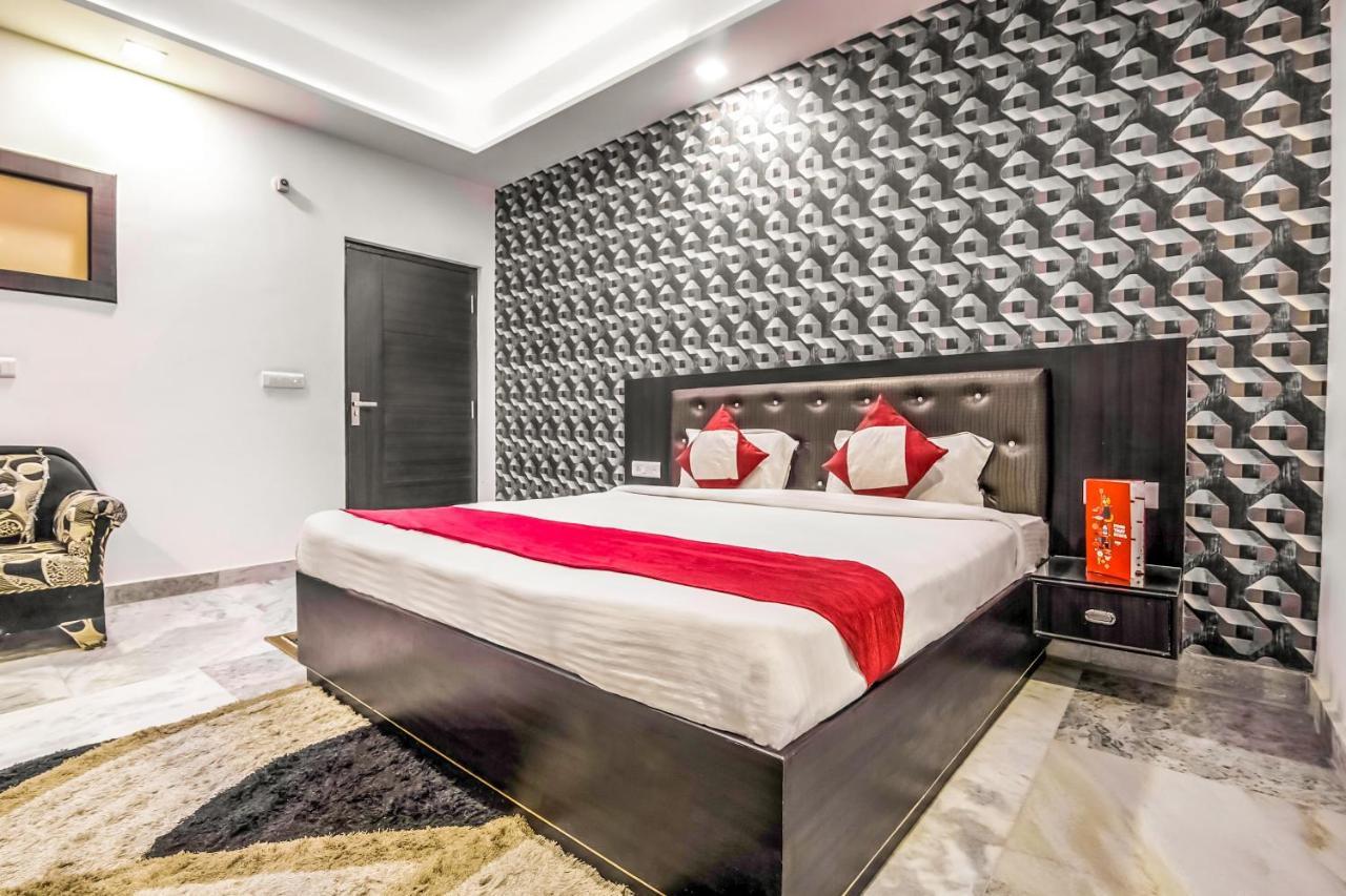Отель Oyo 8888 Riga Hs Deluxe Агра Экстерьер фото